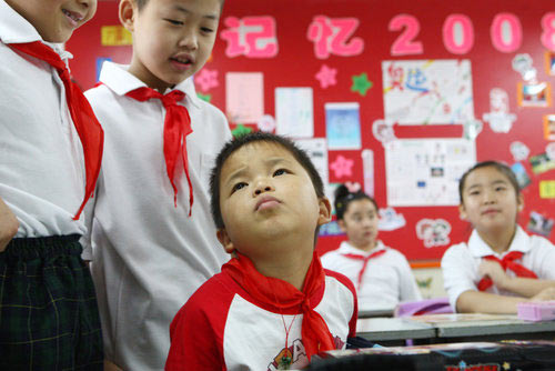抗震小英雄林浩在上海入学